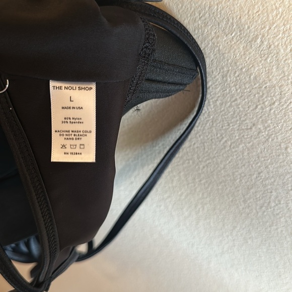 Noli Yoga Liquid Gloss Jolie Bra Size Large Black Scoop Neckline Strappy Back - Picture 10 of 12